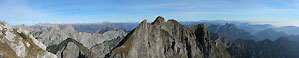 Monte Caserine: in primo piano il monte Burlaton, in lontananza Carniche e Giulie.