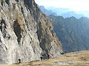 Monte Caserine: dopo la forcella del Pedole, sui pendii erbosi verso la 
		cima. 
