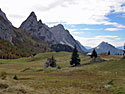 Nei pressi della casera Geu, verso il monte omonimo in primo piano a sinistra