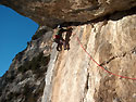 Sul IV tiro: magnifico traverso 6b+ e uscita su strapiombo 7a+