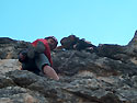 Sul IV tiro di corda: strapiombo iniziale ben appigliato (V, 6a)