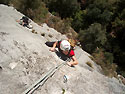 Sul I tiro di corda a un paio di metri dalla sosta: placca con traverso impegnativo (6b, A0)