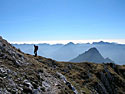 La panoramica sella erbosa prima del torrione sommitale