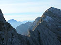 Monte Caserine: dalla cresta lungo la Via normale, sullo sfondo il Col 
		Nudo.